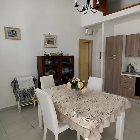 Casa Rinuccia بيت للعطل