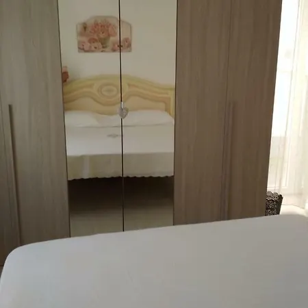 Casa Rinuccia بيت للعطل